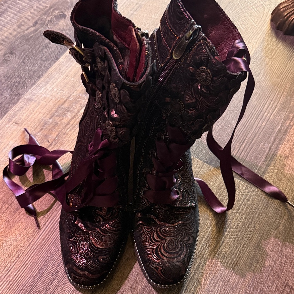 Elegant Black and Purple Women's Boots. LARTISTE